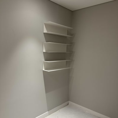 מדפים מותקנים על קיר בחדר עם רצפה מכוסה