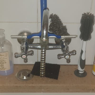 ברז עם כלים לניקוי כיור