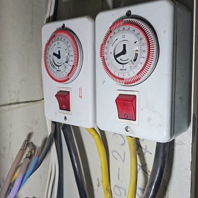 שני שעוני זמן עם חוטי חשמל מחוברים