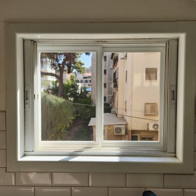 חלון אלומיניום עם מסגרת לבנה