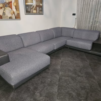 ספה פינתית גדולה בצבע אפור כהה בחדר מגורים