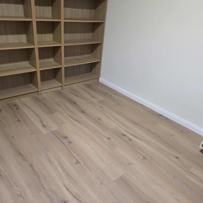 רצפת פרקט עם מדפים מעץ בצד