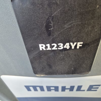 מכשיר עם כיתוב R1234YF ומותג MAHLE