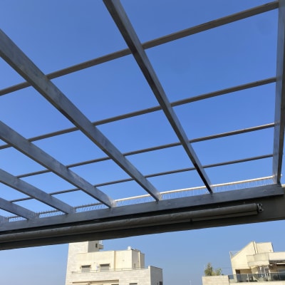 קורות עץ מסודרות במבנה גג פתוח