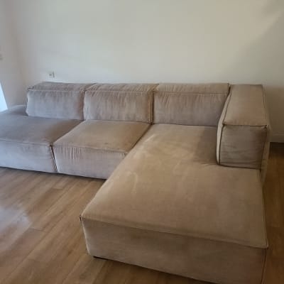 ספה גדולה ונקייה בחדר מגורים