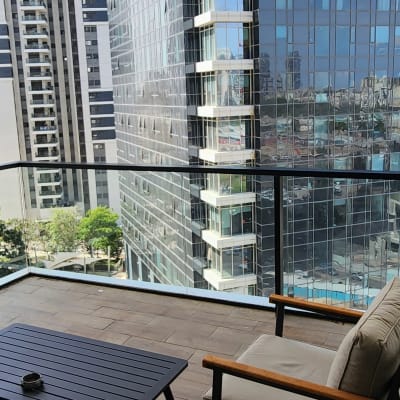 מרפסת עם שולחן וכיסאות, מעקה זכוכית נקי