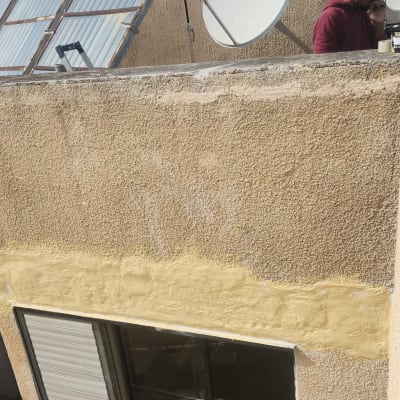 קיר עם תיקון איטום בצבע צהוב בהיר