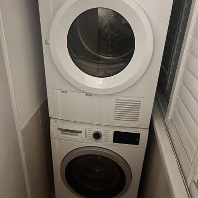 תמונה של מכונת כביסה ומייבש כביסה מוערמים