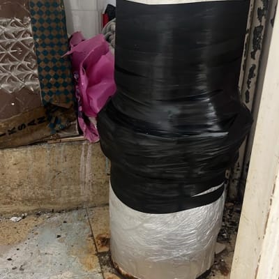 צינור עטוף בסרט שחור עם סימני חלודה