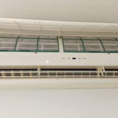 מזגן פתוח עם מסננים חשופים ונורות חיווי