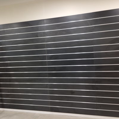 סולם צהוב ליד קיר עם פסים אופקיים