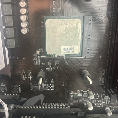 לוח אם עם מעבד ומעגלים חשמליים