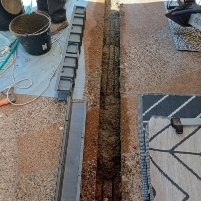 עבודת שיפוץ עם תעלה, בטון וכלי עבודה