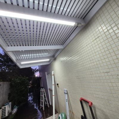 תאורת לד מותקנת על תקרה חיצונית עם סולם וכלים
