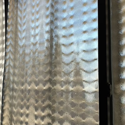 זכוכית עם דוגמה גלי על חלון