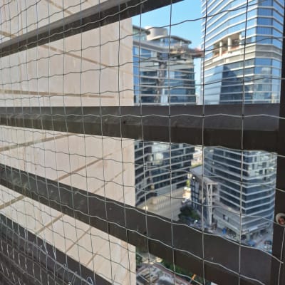 רשת למניעת כניסת יונים על מרפסת בניין