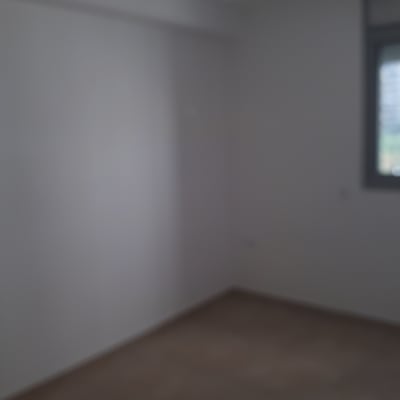 קיר לבן חלק עם חלון בצד