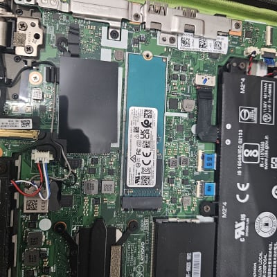 חלקים פנימיים של מחשב נייד עם כונן SSD וכלי עבודה