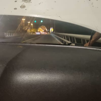 מכונית עם מכסה מנוע פתוח על גשר בלילה