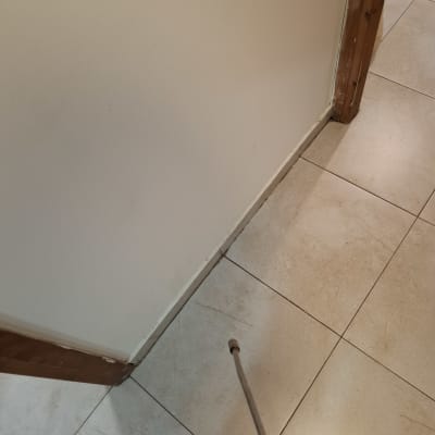 צינור ריסוס נגד מזיקים על רצפה