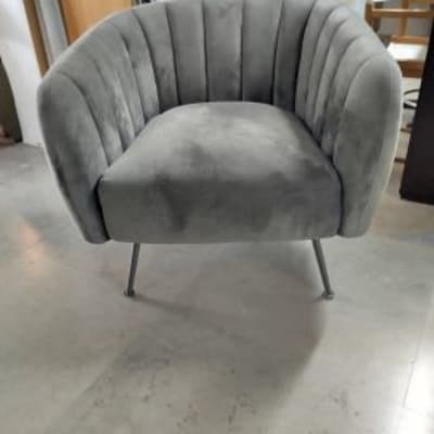 כיסא מרופד אפור בחדר תצוגה