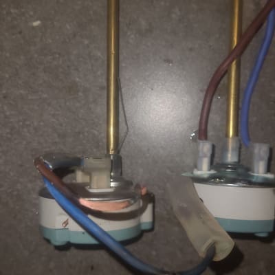 חוטי חשמל מחוברים לרכיבי דוד שמש