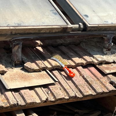 גג רעפים עם כלים לתיקון ותחזוקה