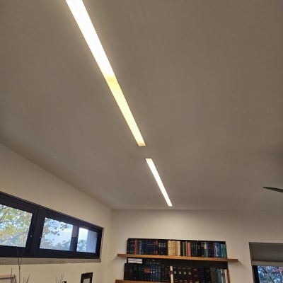 תאורה מותקנת בתקרה בחדר עם מדפי ספרים