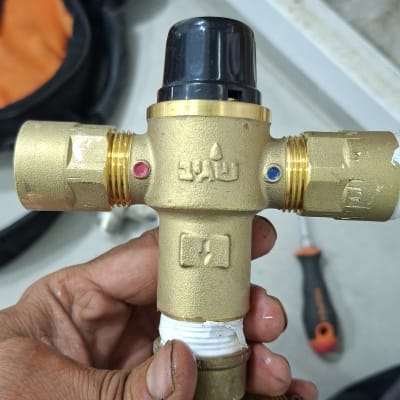 שסתום פליז עם חיבורים, כלי עבודה ברקע