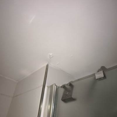 תקרה עם סימני רטיבות ליד מקלחון