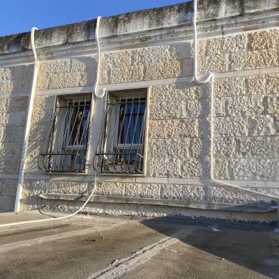 צינורות מיזוג אוויר על קיר חיצוני של בניין