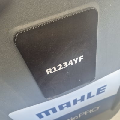 מכשיר עם כיתוב R1234YF ו-MAHLE