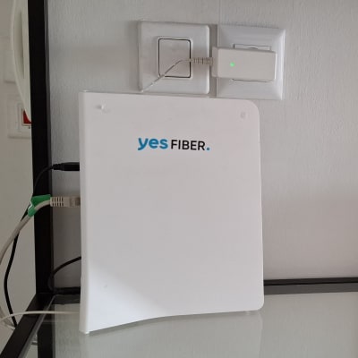 נתב סיבים אופטיים מחובר לחשמל ולכבלים