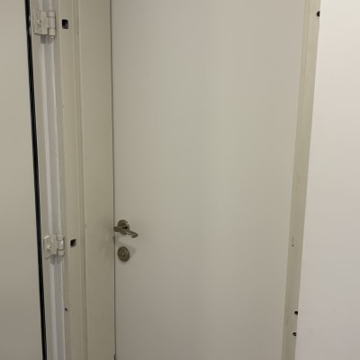 דלת לבנה עם ידית מתכת