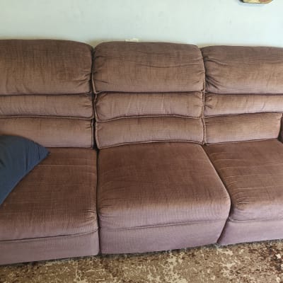 ספה חומה עם כריות על שטיח