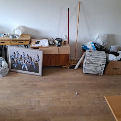 עמוס בחפצים, ארגזים ורהיטים בתהליך סידור או מעבר דירה