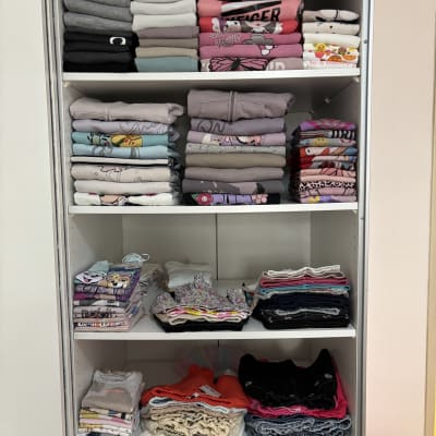 ארון בגדים מסודר עם בגדים מקופלים