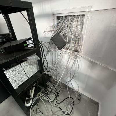 כבלים רבים מחוברים לקופסת תקשורת בקיר