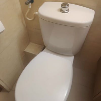 אסלה עם חיבור מים בצד