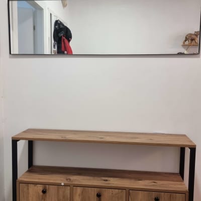 ארון עץ עם דלתות ומראה על הקיר