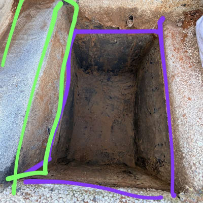 חפירה עם סימונים בצבעים שונים, כנראה קשור לאיטום