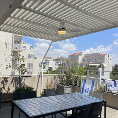 מאוורר תקרה עם תאורה מותקן על פרגולה