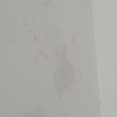 קיר עם קילופי צבע, מתאים לתיקון על ידי הנדימן