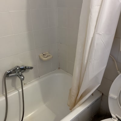 אמבטיה עם ברז ישן, וילון מקלחת לבן