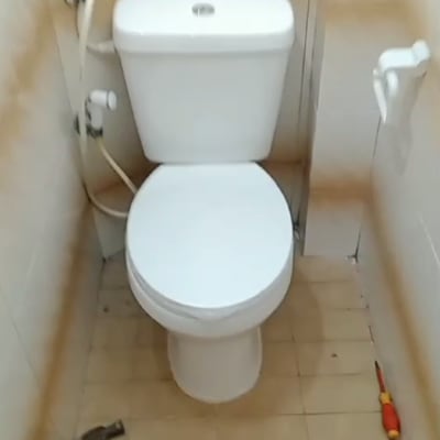 אסלה עם פטיש ומברג על הרצפה