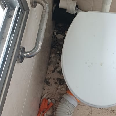 תמונה של שירותים עם צינור וכלים לתיקון