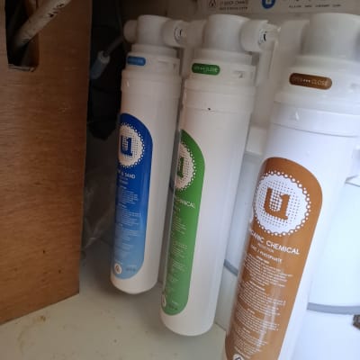 מסנני מים מתחת לכיור עם צינור מחובר