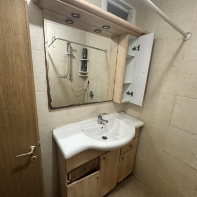 חדר אמבטיה עם כיור ומראה, ארון עץ פתוח