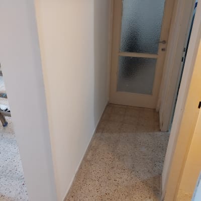 קיר צבוע ולבן עם דלת זכוכית מטושטשת