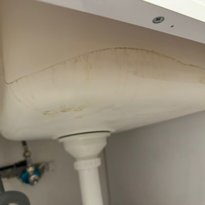 כיור עם צינורות ומחברים מתחת לכיור